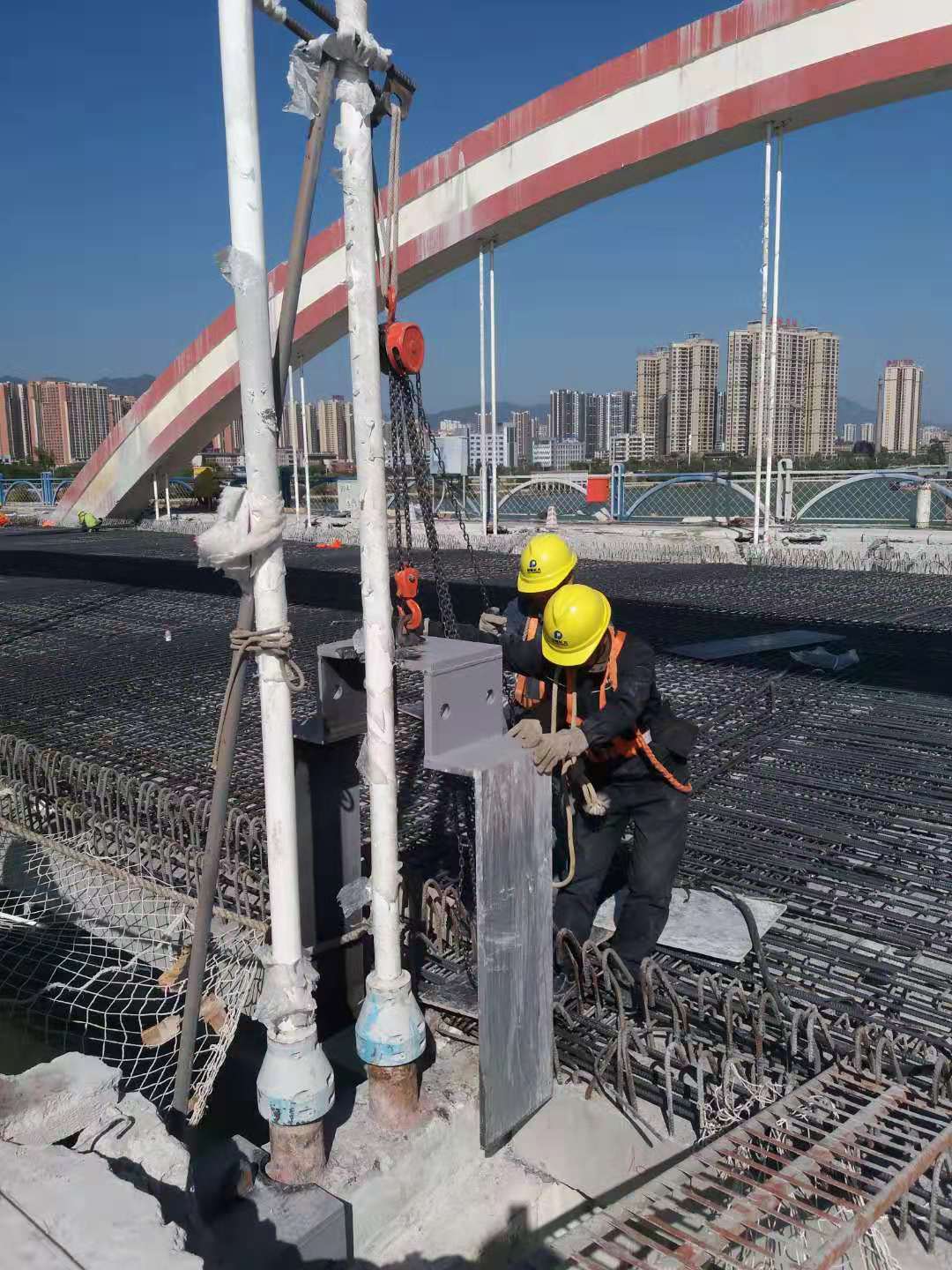清遠(yuǎn)大橋維修加固項目首吊順利完成